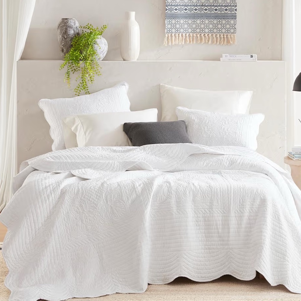 Madison Park Damask Coverlet Quilt Set Queen Cottage White 3PC Bedding Medallion